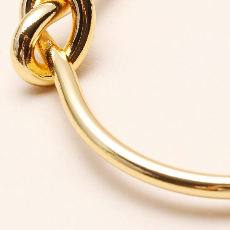 Conclusion The high-end brand Celi style Instagram has a simple and cool temperament, and is popular among netizens. It is a pure copper plated 18K gold knotted bracelet for women